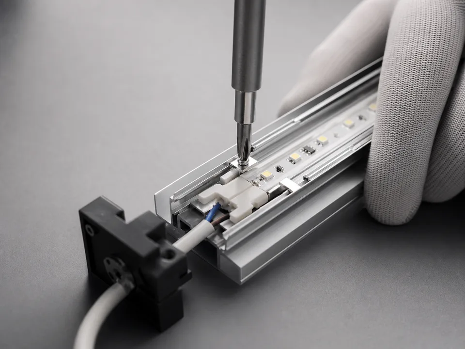 Illustrazione di assemblaggio di una barra LED con cacciavite